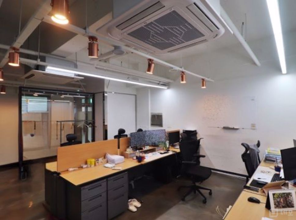 인테리어 완벽설치 입주 협의 가능한 중형 사무실 매물의 2번째 사진