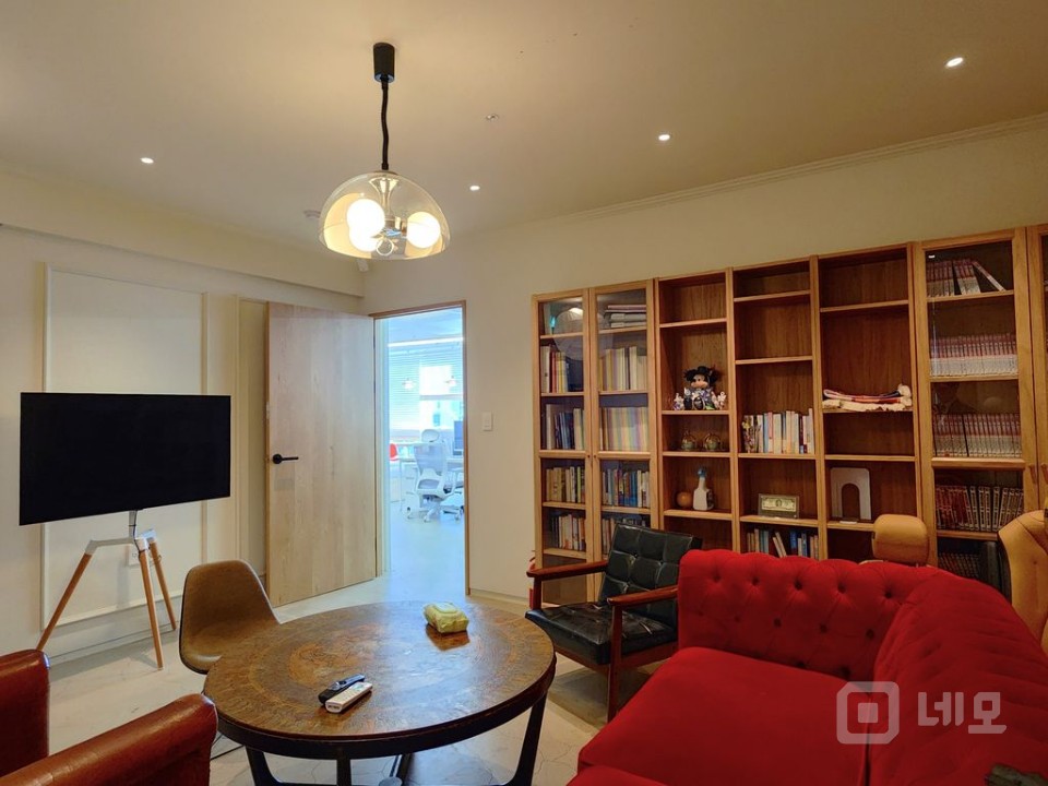 카페 감성 가득한 오피스, 창밖으로 녹음이 펼쳐지는 공간 매물의 10번째 사진