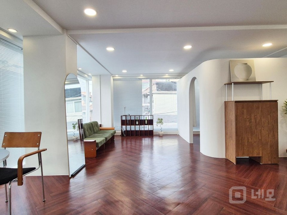 리모델링 럭셔리 건물 외관 통창 세련된 공간 임대 매물의 1번째 사진