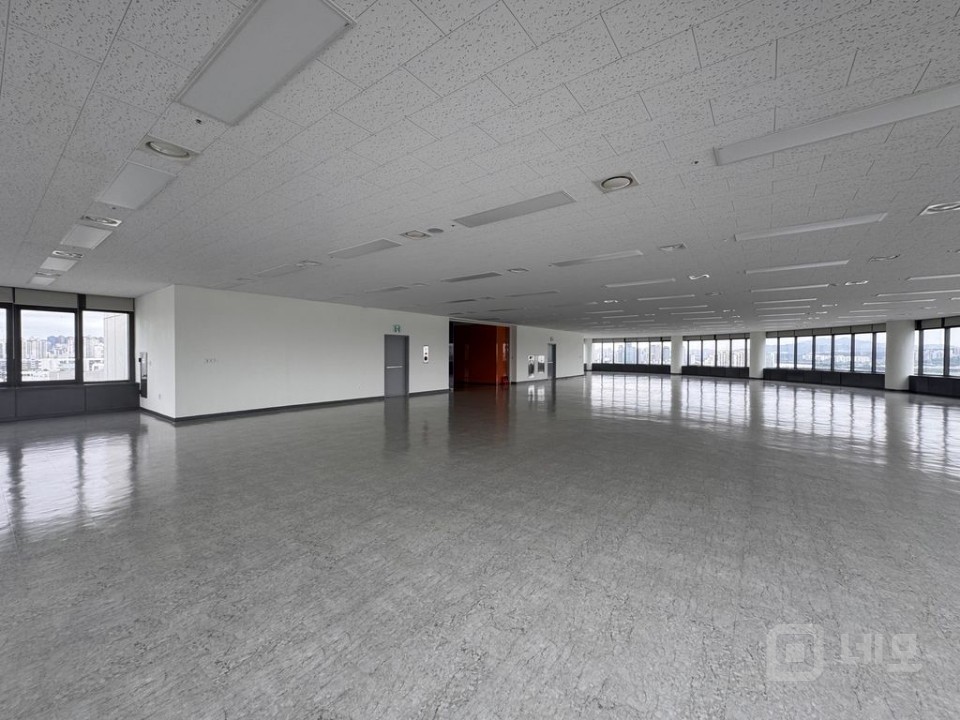 한강뷰 가성비 최고의 사무실 최고층 주차편리 강변북로 앞 매물의 4번째 사진