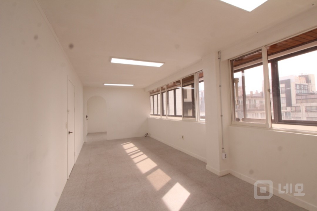 ● 채광좋은 화이트톤 매력넘치는 사무실 매물의 3번째 사진