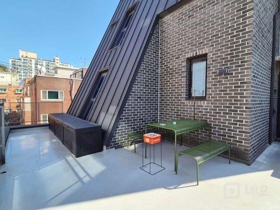 넓은 테라스 세련된 외관 화이트톤 공간  매물의 8번째 사진