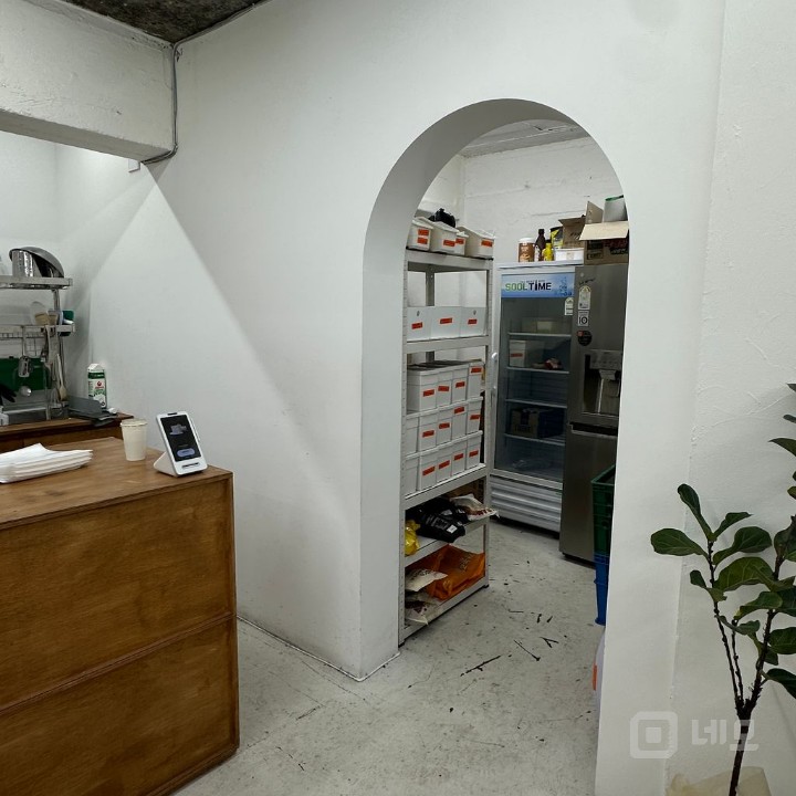 신촌역,홍대입구역 사이5분거리 무료주차가능2대 가능 상가 매물의 3번째 사진