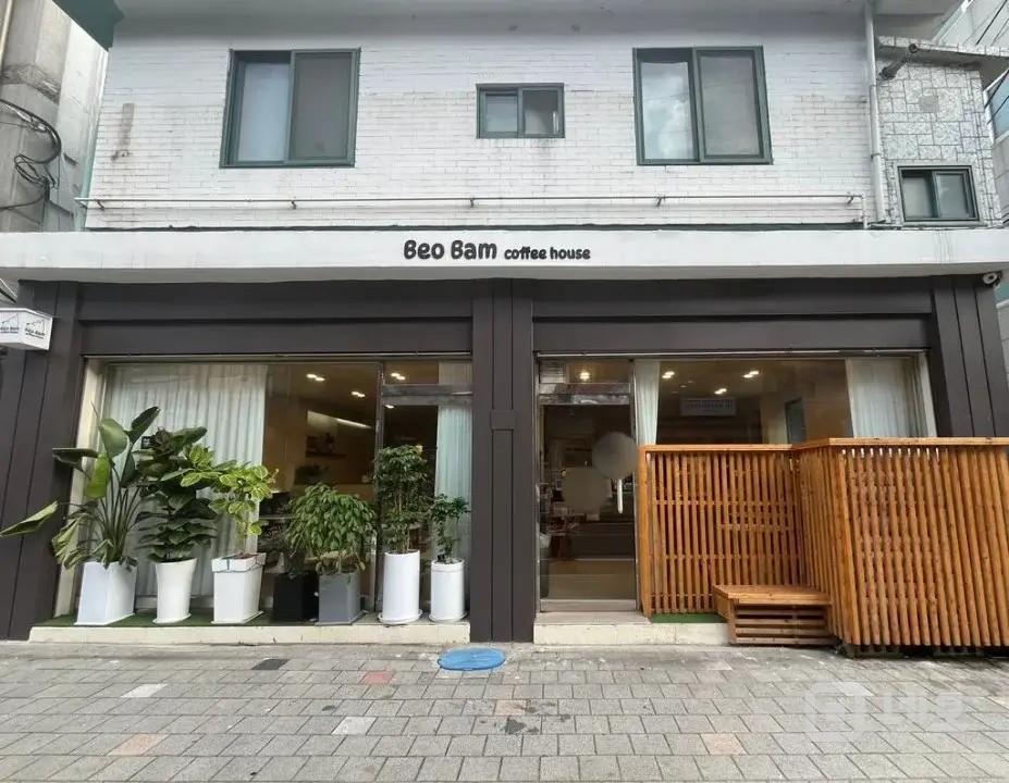 상봉역 인근에 위치한 깔끔하고 아늑한 커피숍. 매물의 6번째 사진