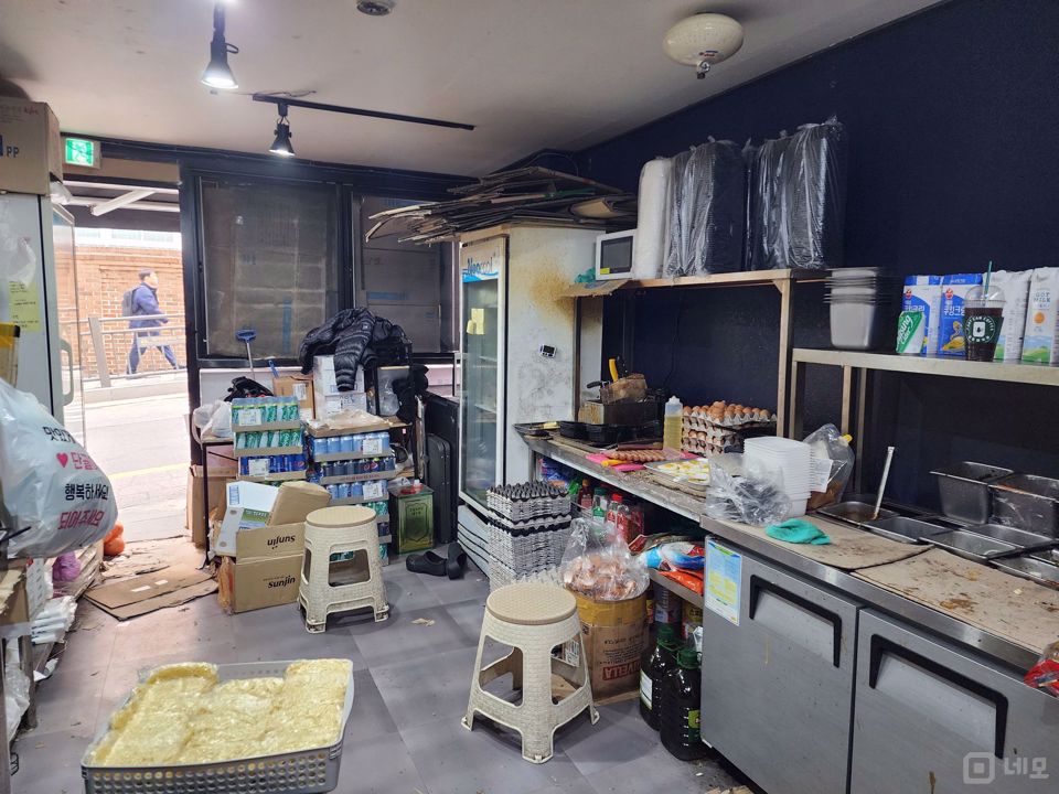 관리가 우수한 신축 건물, 창천동 점포 매물의 1번째 사진