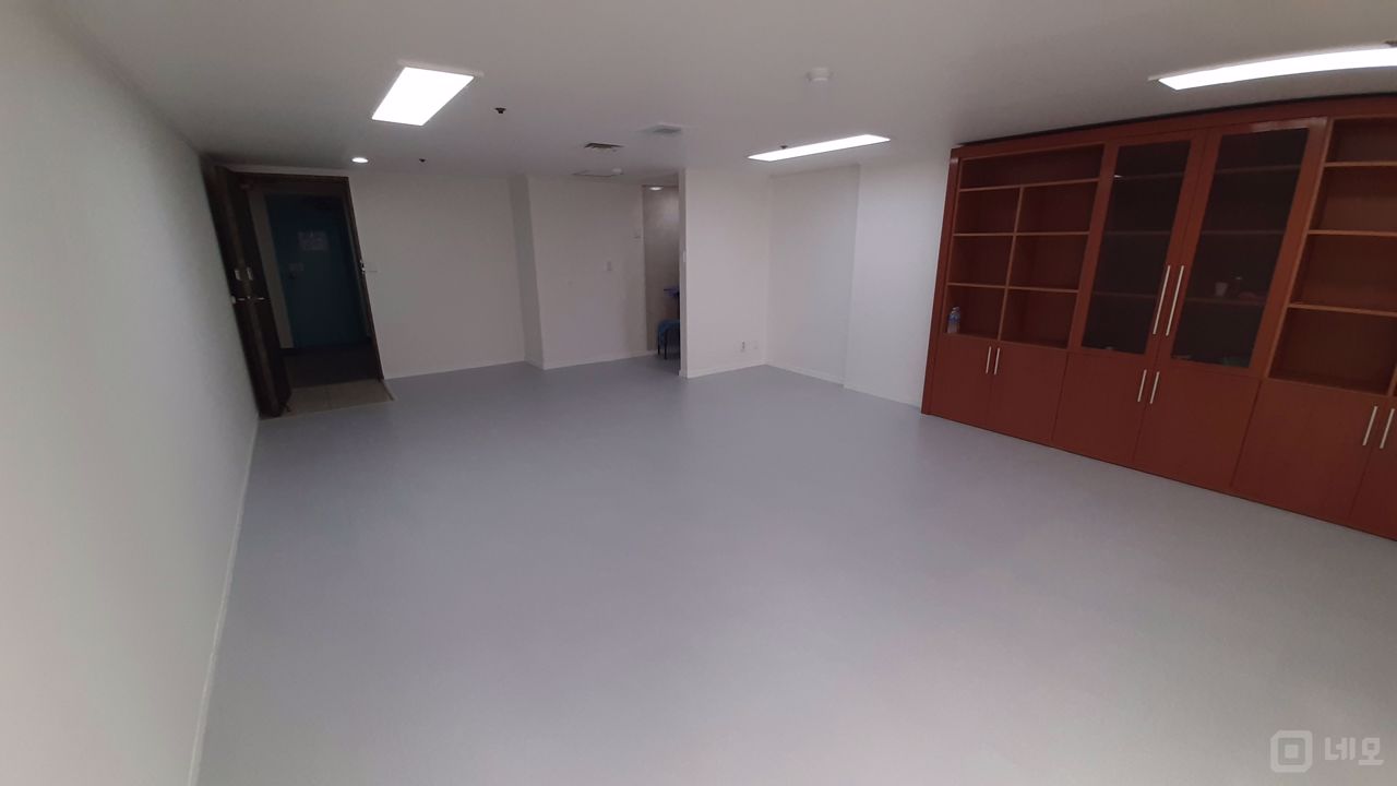 화이트톤의 깔끔하고 깨끗한, 수납공간이 많은 사무실입니다. 매물의 5번째 사진