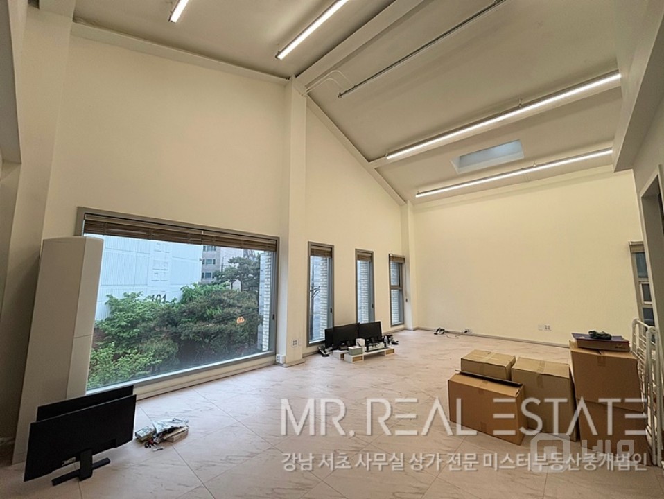 언주역 도보3분역세권.테라스있는 층고있는 사무실.개방감굳 매물의 6번째 사진