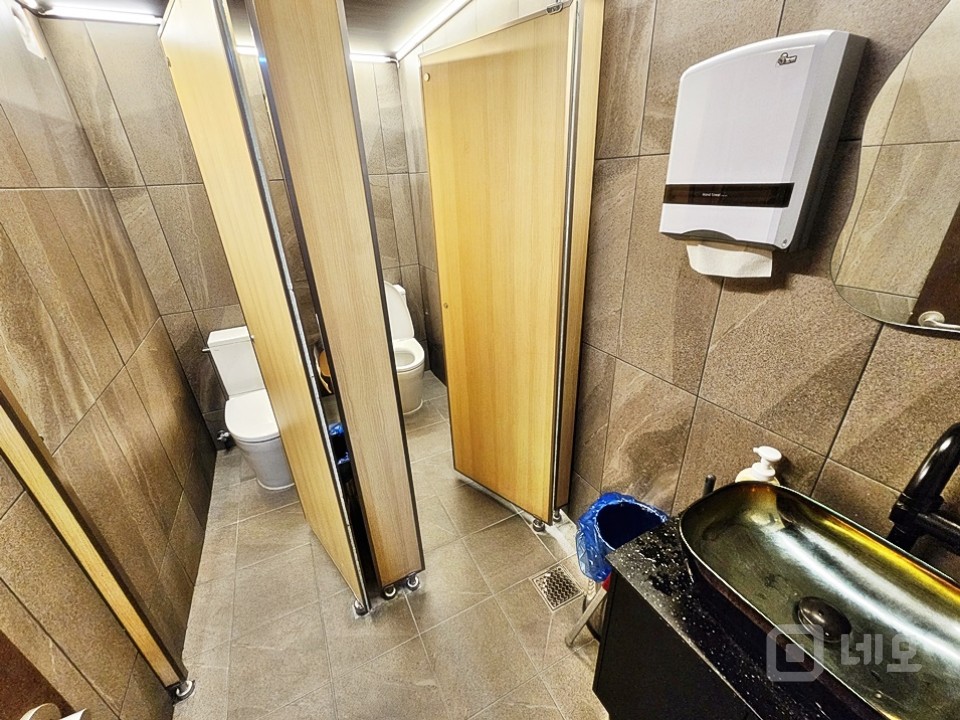 JS 홍대입구역 사거리 인근 대로변 대형 1층 상가임대 매물의 11번째 사진