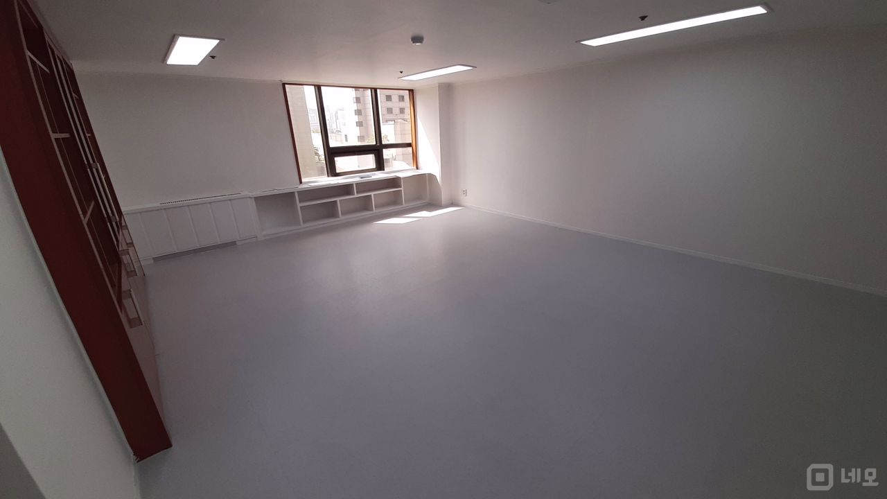 화이트톤의 깔끔하고 깨끗한, 수납공간이 많은 사무실입니다. 매물의 9번째 사진