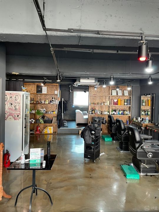 창천동 대학가, 고급스러운 인테리어 바버샵 매물의 2번째 사진