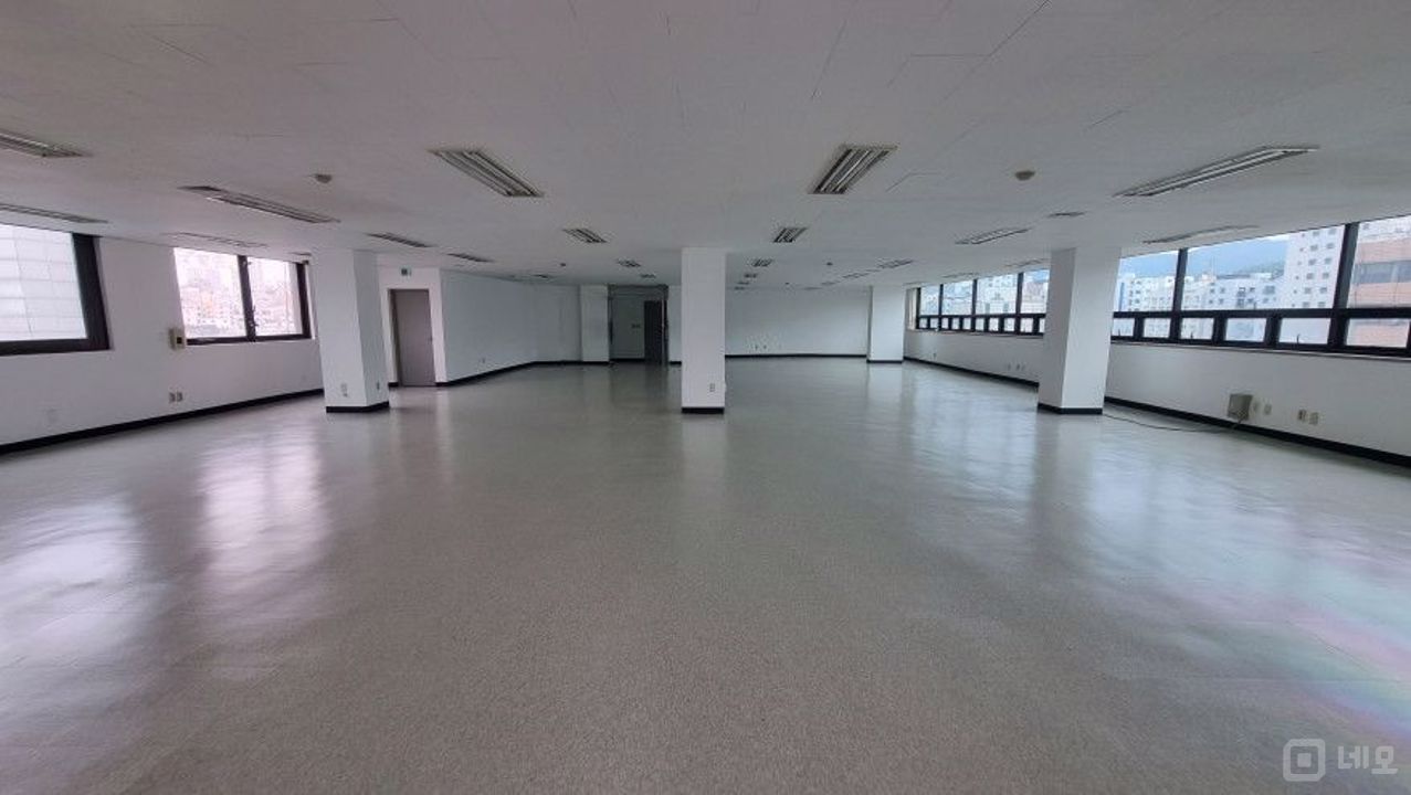 2호선 봉천역 도보 30초 이내 위치 초 역세권 대로변 깔끔한 사무실 매물의 3번째 사진