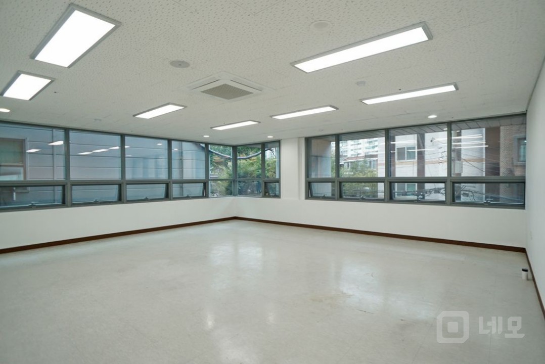 코너 호실, 바로입주, 가성비 사무실, 직통계단 사용편 매물의 1번째 사진