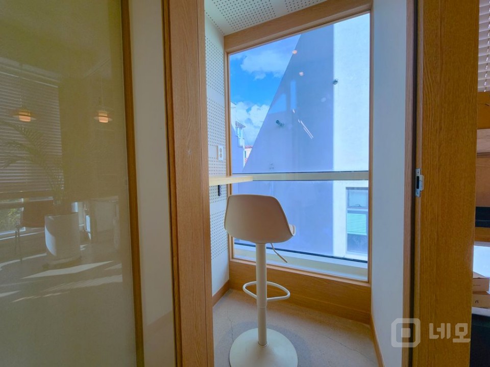 카페 감성 가득한 오피스, 창밖으로 녹음이 펼쳐지는 공간 매물의 9번째 사진