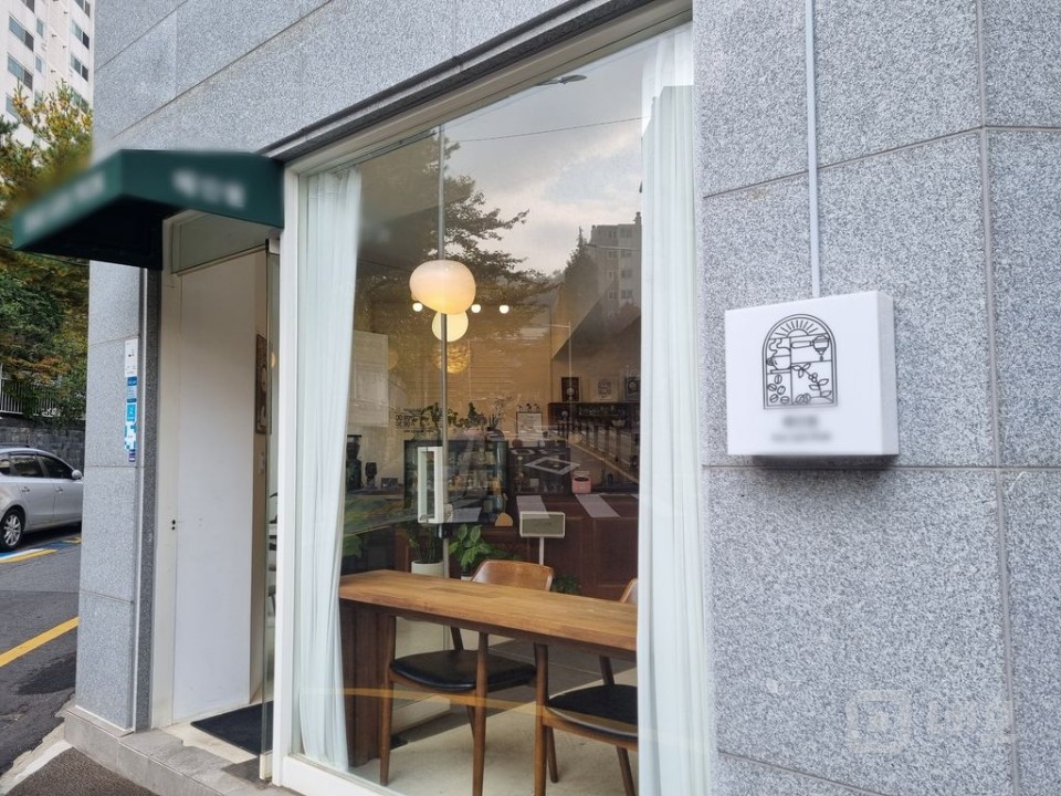 즉시 수익 창출 가능한 사거리 코너 자리 3면 통창 예쁜 카페 매물의 13번째 사진