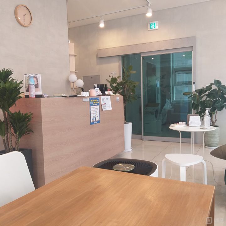 노고산동 신촌역 역세권, SNS 핫플레이스, 외국인 고객도 많은 미용실 매물의 3번째 사진