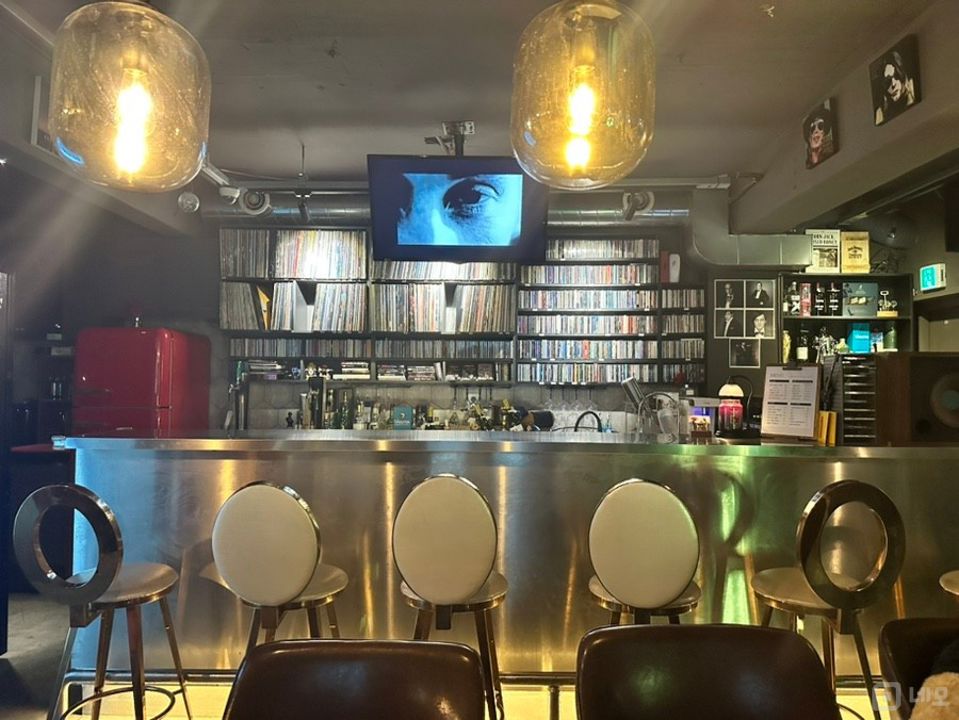 창천동 대학가, 분위기 좋은 인테리어 BAR 매물의 4번째 사진