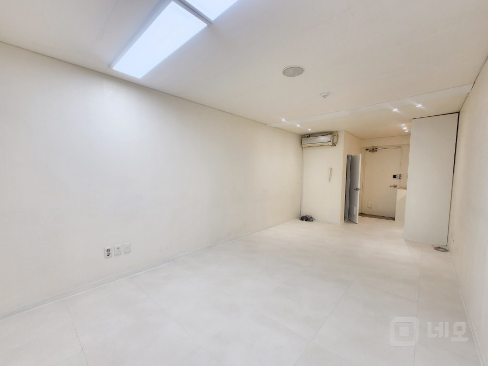 ★화이트 올 리모델링 8평수준의 사무실 매물의 2번째 사진