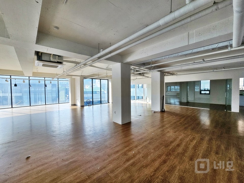 JS 연희동 가성비 끝내주는 대로변 채광좋은 사무실 매물의 3번째 사진