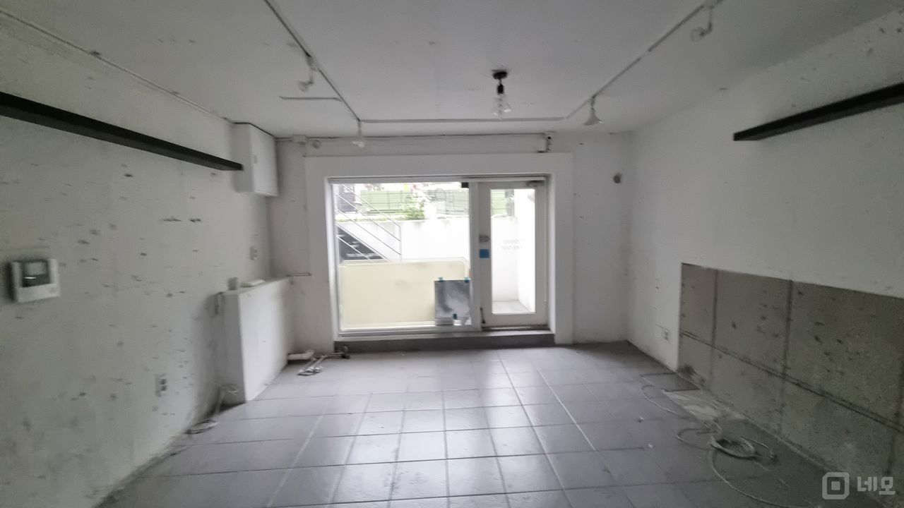 매장앞 테라스가 있어 공간활용이 좋은 상가 매물의 1번째 사진