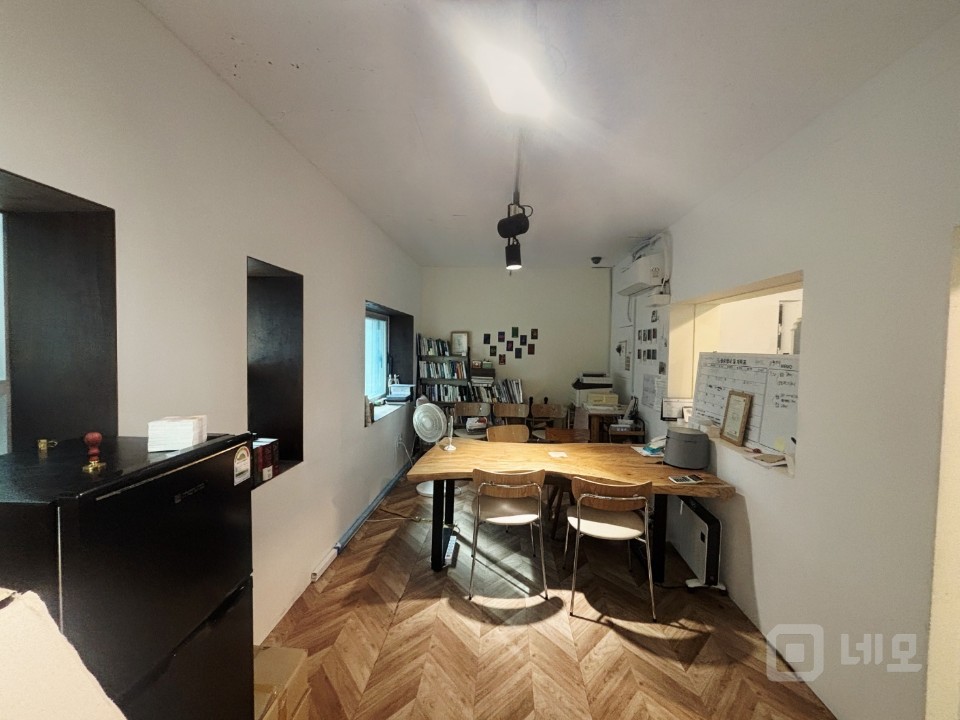 인테리어 굿~! 홍대 와우공원 인근 상가 사무실 매물의 4번째 사진
