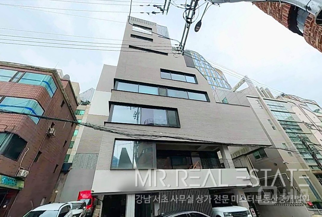 내부 인테리어 최상, 오픈형 천장, 누구나 사용하고 싶은 사무실 매물의 2번째 사진