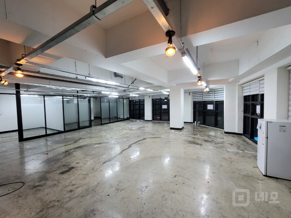 NEW 유동많은 삼성단지 전체통유리  매물의 3번째 사진