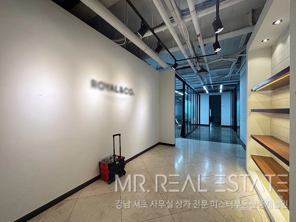 실사진 학동역1분 주차4대 룸9개 S급인테리어 대로변 무권리 매물의 4번째 사진