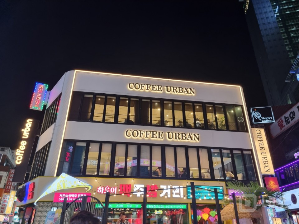 번화가 정중앙 3면이 통유리 흡연실 완비 매물의 8번째 사진