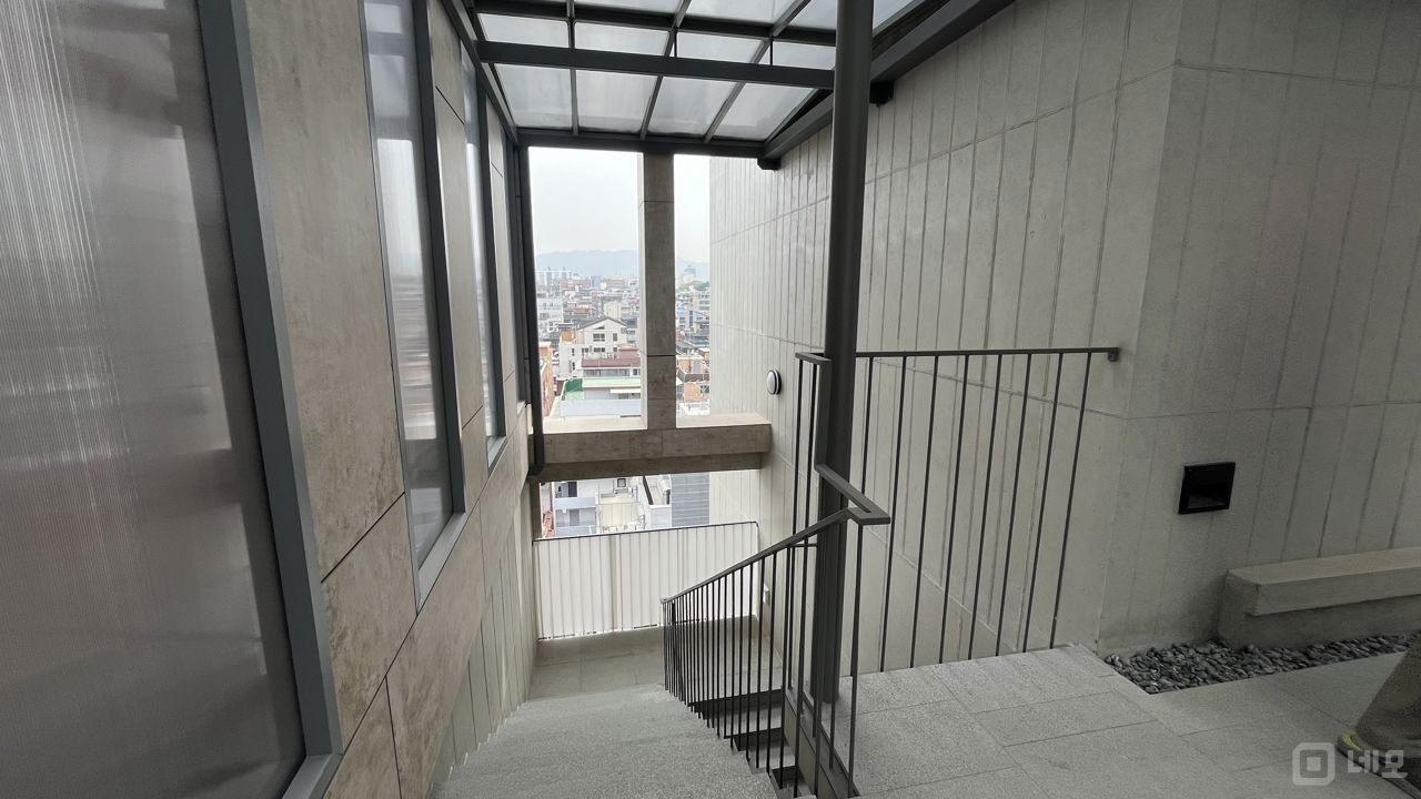 송파나루역 역세권, 대로변에 위치한 가시성 좋은 방이동 공실 매물의 3번째 사진