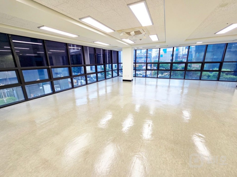 신촌역 도보 4분/홍대입구역 5분 역세권 전용148평 무권리 사무실/상가 매물의 2번째 사진