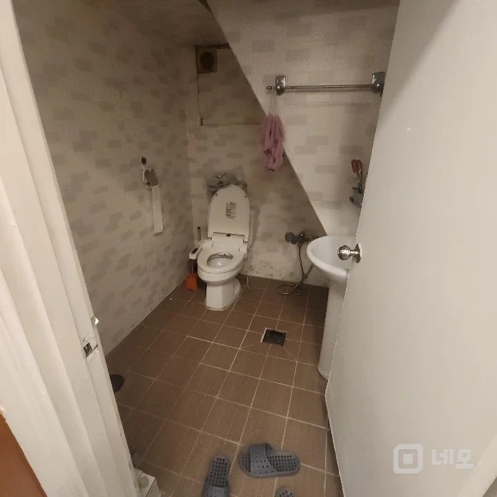 단독주택을 2,3층으로 개량한 고기및 일반식당 매물의 32번째 사진