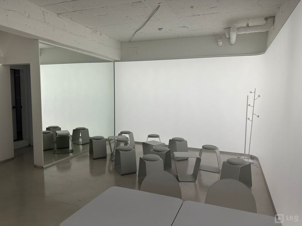 역세권1층 화이트톤의 깔끔한 50평대의 카페자리 입니다! 매물의 3번째 사진