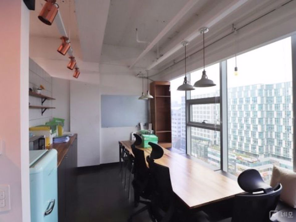 인테리어 완벽설치 입주 협의 가능한 중형 사무실 매물의 1번째 사진