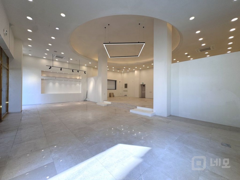 강남구청역 인근에 위치한 가시성,접근성 좋은 무권리! 1층 상가! 매물의 4번째 사진