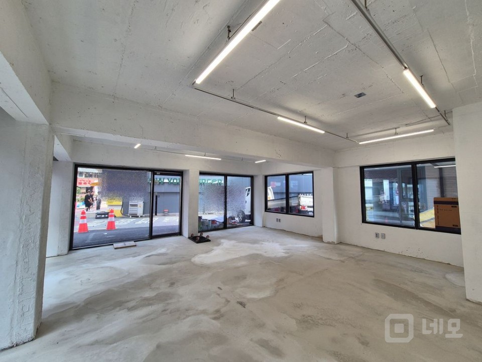 홍대 레드로드 메인라인 무권리 1층 상가 매물의 1번째 사진