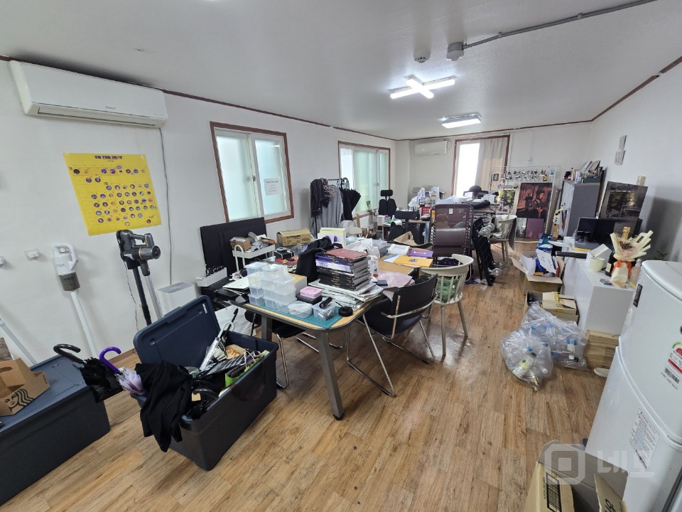 대학로 극장가 위치 좋은 사무실. 엘리베이터 있음. 혜화역 3분. 매물의 1번째 사진