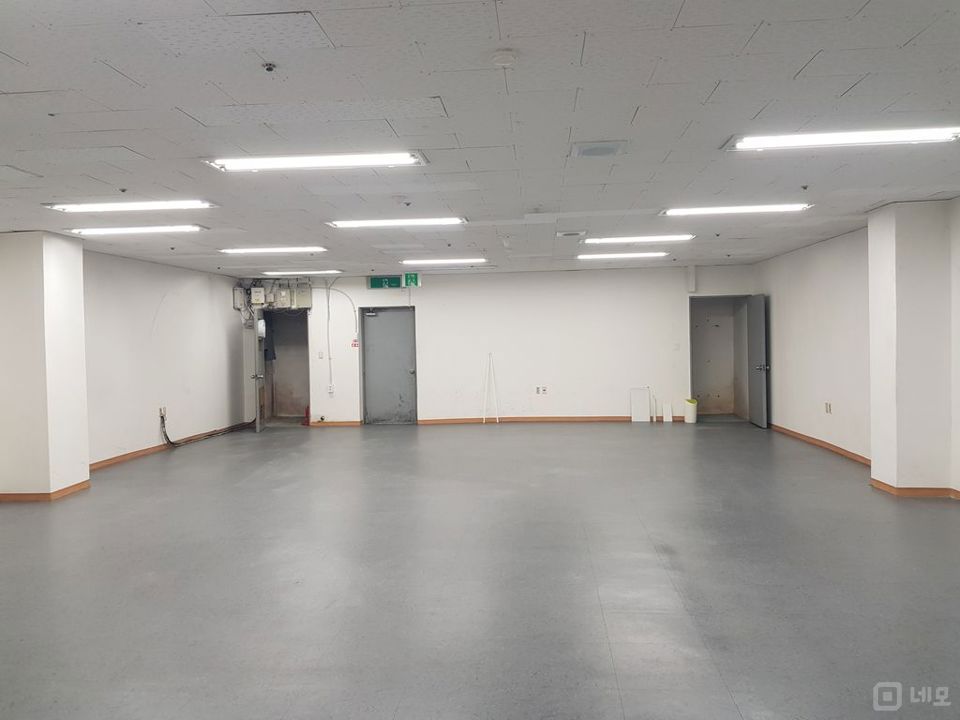 습기없는 지층 평수대비 저렴 공간여유 쇼핑몰및 창고겸 법인 사무실 강추 매물의 10번째 사진
