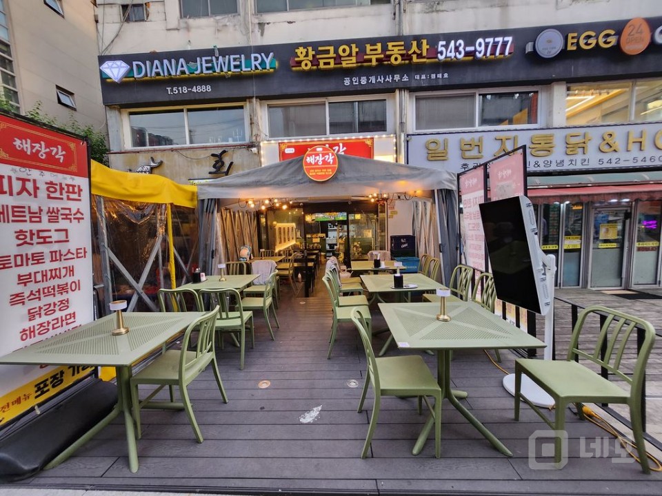 📍 압구정로데오역 도보 1분! 핵심 먹자라인 1층 상가 ✨  매물의 1번째 사진