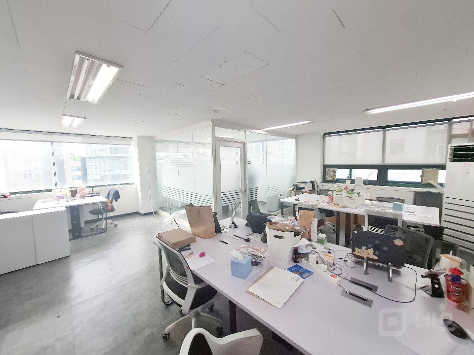 🏢 신촌역 도보권! 탁 트인 8층 단독 사무실 🌇 매물의 2번째 사진