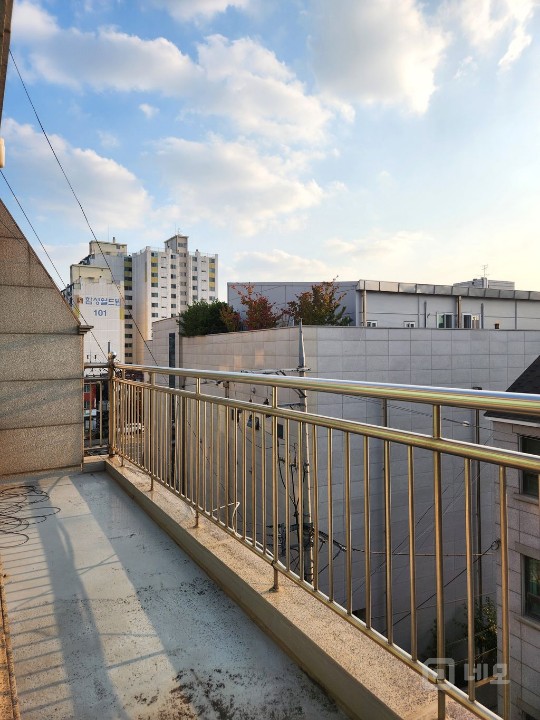 테라스, 주차, 엘리베이터, 채광 갖춘 화이트톤 소형 공간 L 매물의 4번째 사진