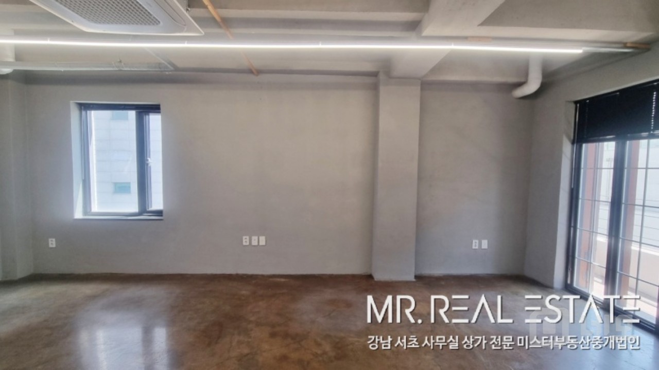 압구정역 인근.오픈형천장.내외관 인테리어 최상급. 매물의 7번째 사진