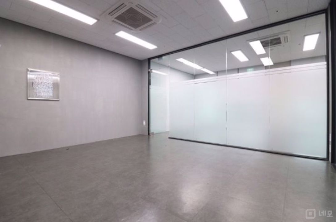 쾌적한 룸인테리어 깔끔한 중형 인테리어 사무실 매물의 5번째 사진