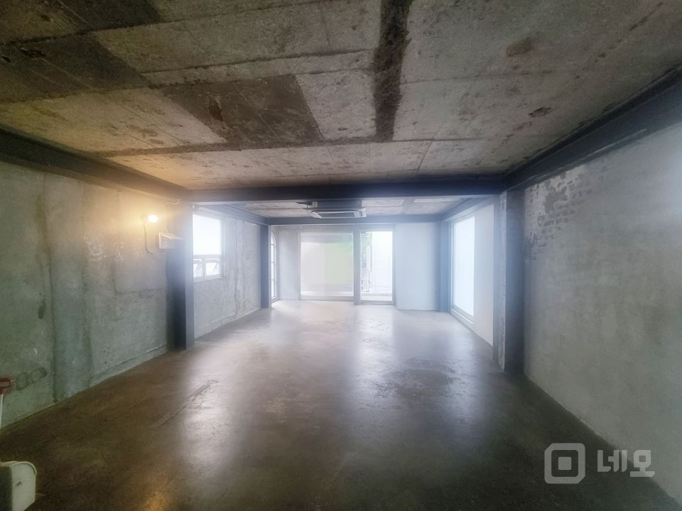 홍대 땡땡거리 빈티지스타일 가성비 좋은 테라스상가사무실!! 매물의 3번째 사진