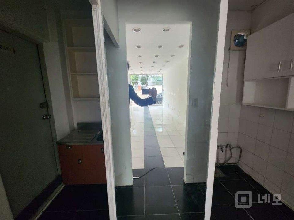 두산아파트 인근 사거리 코너자리 판매점/꽃집/무인점포/네일 등 추천 매물의 3번째 사진