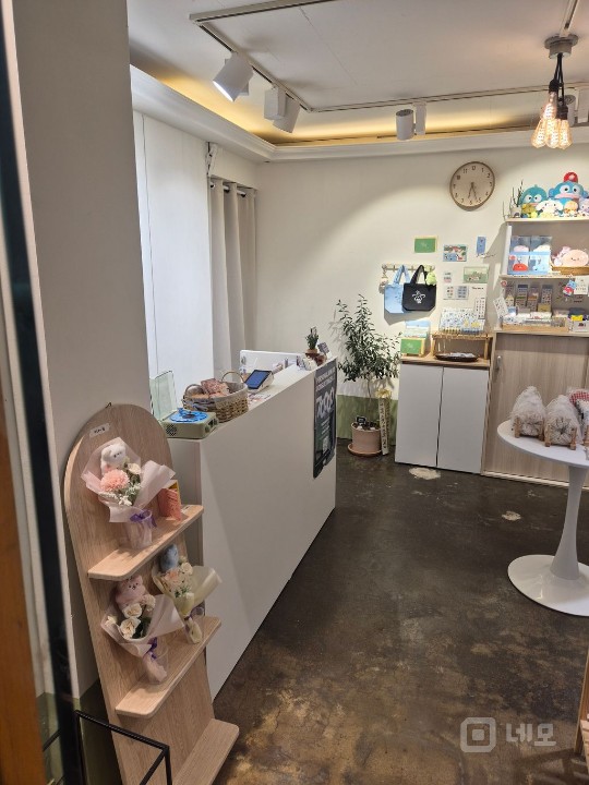 홍대 골목길 소품샵 판매합니다. 매물의 2번째 사진