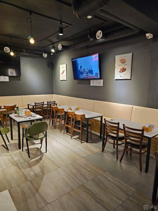 노고산동 신촌역 역세권, 시설, 인테리어 완비, 매출 좋은 치킨집 매물의 3번째 사진