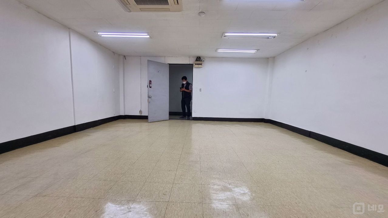 을지로입구역 3분 거리의 깔끔한 사무실입니다 매물의 4번째 사진