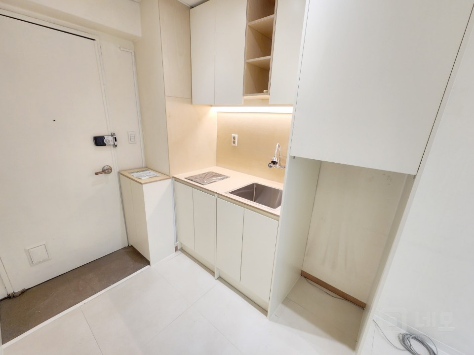 ★화이트 올 리모델링 8평수준의 사무실 매물의 7번째 사진