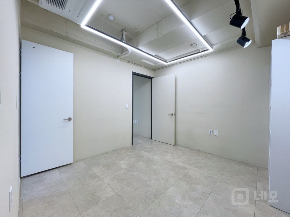 언주역 인근 초역세권 룸3개 및 발코니있는 사무실  매물의 8번째 사진