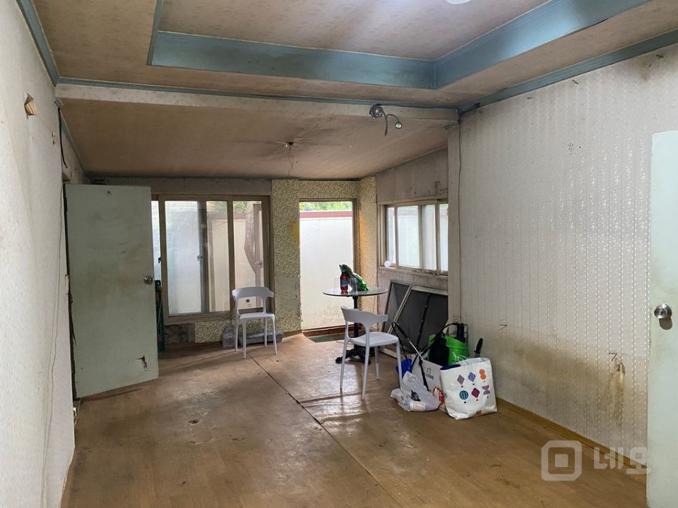 마당에 나무가 있는 단독주택형 상가입니다. 매물의 4번째 사진